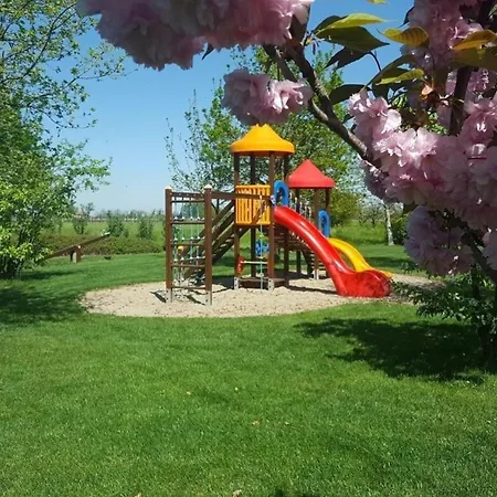 Studio-apartment In Einem In Mit Privatem Parkplatz Und Grossem Park * سكانديانو
